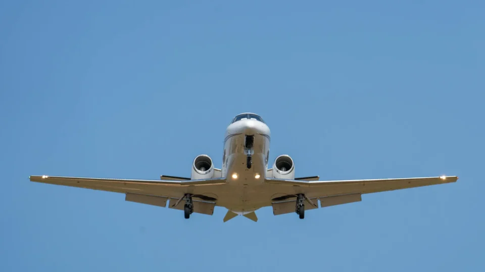 Europa pode enfrentar escassez de combustível de aviação em até seis semanas, alerta AIE