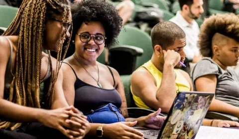 Racismo estrutural limita acesso de negros a bolsas e amplia desigualdade na ciência