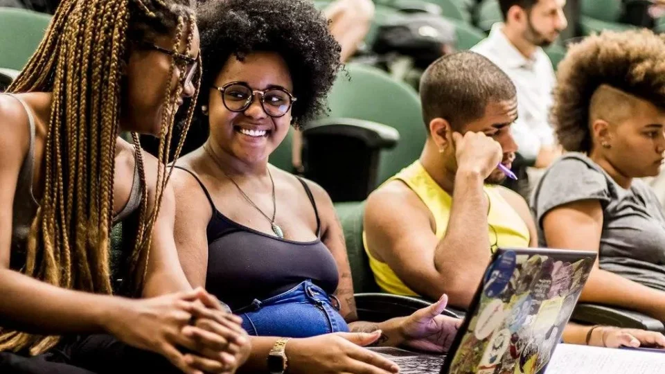 Racismo estrutural limita acesso de negros a bolsas e amplia desigualdade na ciência