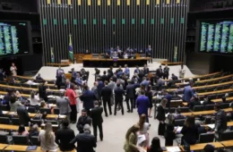 Reeleição em 2026: 87,32% dos deputados tentam ficar e a Câmara muda pouco, aponta estudo