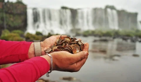 Parque Nacional do Iguaçu recolhe 383 kg de moedas jogadas por turistas nas cataratas