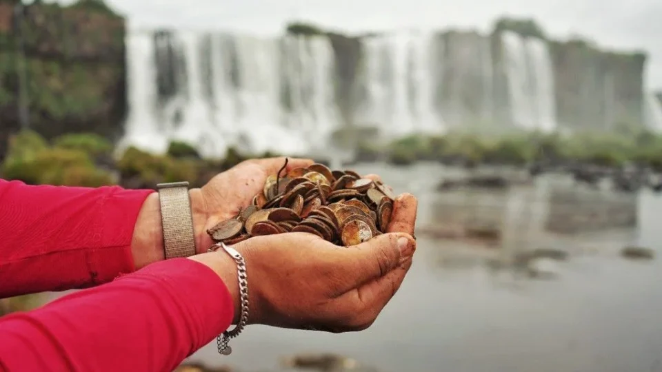 Parque Nacional do Iguaçu recolhe 383 kg de moedas jogadas por turistas nas cataratas