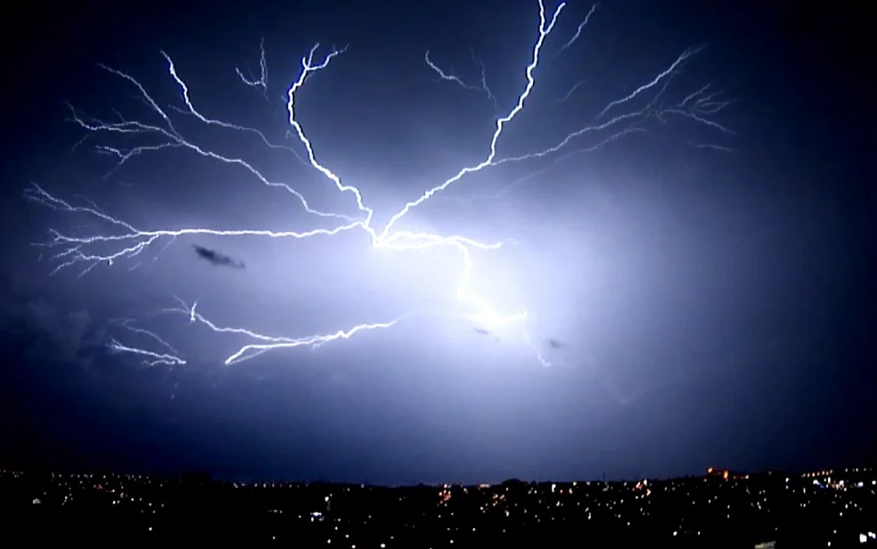 Raio cai no Aeroporto de Viracopos e funcionários da Azul são socorridos