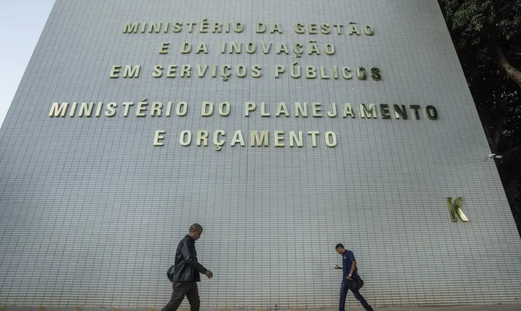 Orçamento: Gasto com pessoal e benefícios fiscais terão limite a partir de 2027