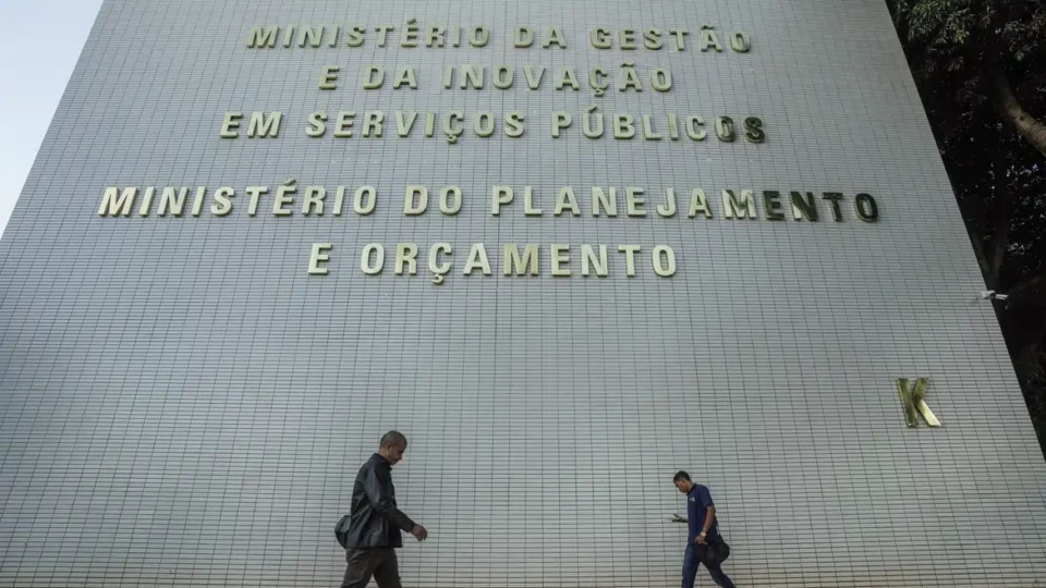 Orçamento: Gasto com pessoal e benefícios fiscais terão limite a partir de 2027