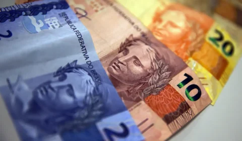 Aposentados e pensionistas do INSS começam a receber benefícios de abril e 13º