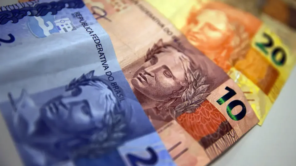 Aposentados e pensionistas do INSS começam a receber benefícios de abril e 13º