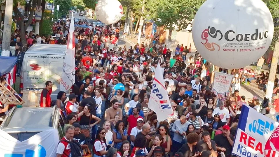 Professores estaduais e municipais de São Paulo fazem greve nesta terça-feira (28)