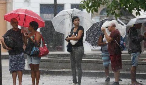 Chuva volta a avançar pelo Sul, enquanto tempo seco persiste no interior do Brasil