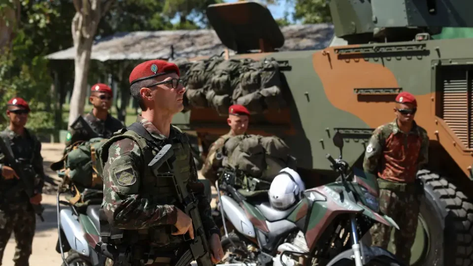 Brasil amplia gasto militar, mas quase metade vai para aposentadorias e salários