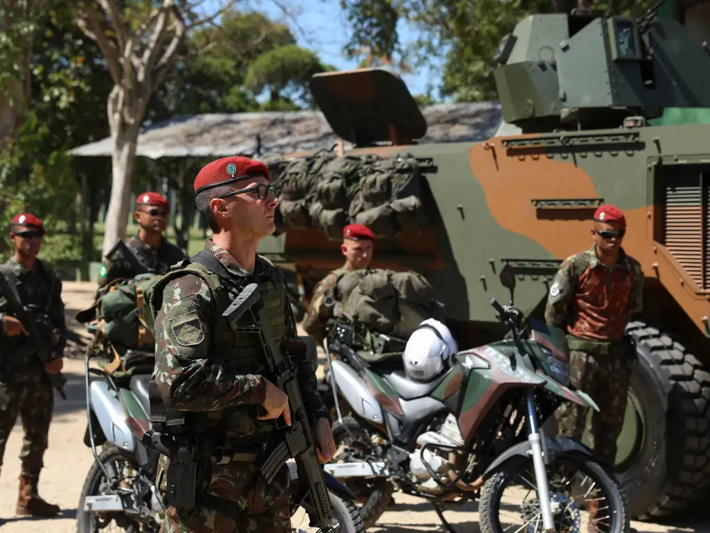 Brasil amplia gasto militar, mas quase metade vai para aposentadorias e salários