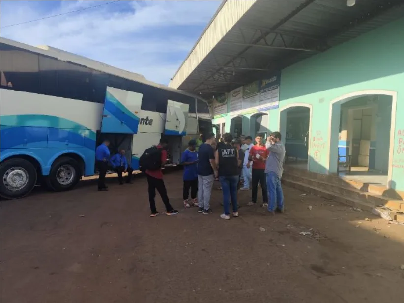 Acompanhamento do embarque dos trabalhadores para suas respectivas origens após o resgate. (Foto: MTE)