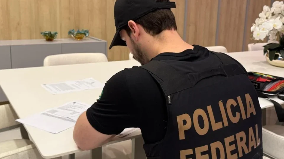 Celulares registrados em nome de mortos foram usados por policiais em corrupção no RJ, diz PF