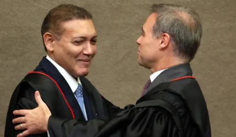 Censura à pesquisa que apontou queda de Flávio Bolsonaro gera apreensão no TSE