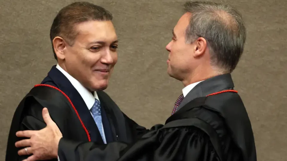Censura à pesquisa que apontou queda de Flávio Bolsonaro gera apreensão no TSE