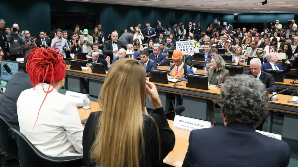 Centrão tenta resgatar propostas da Fecomercio após derrota da ‘emenda das 52h’