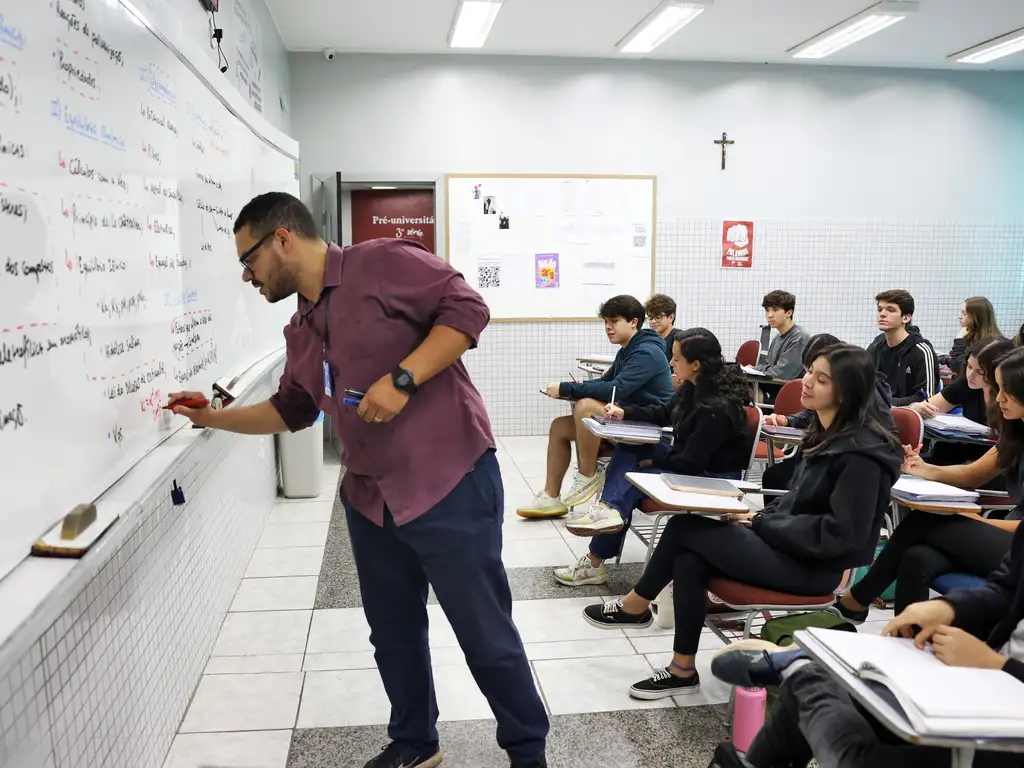 Brasília (DF), 24/10/2024 - Professor do colégio Galois, Samuel Rbeiro Costa, em sala de aula com alunos na preparação nos últimos dias antes da prova do Enem 2024. Foto: José Cruz/Agência Brasil