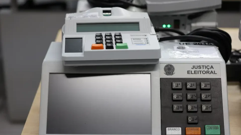 Pesquisa aponta que fake news sobre eleições miram urnas eletrônicas