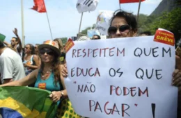 Quando o professor para, é a escola pública que pede socorro