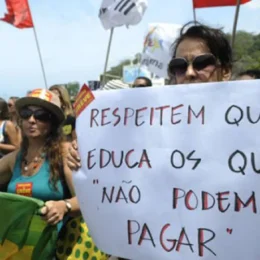 Quando o professor para, é a escola pública que pede socorro