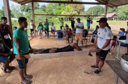 Médicos criam projeto que ensina primeiros socorros em aldeias remotas da Amazônia