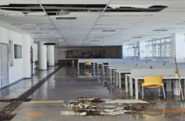 Parte do teto da Faculdade de Educação da USP desaba por causa da chuva e acervo é afetado