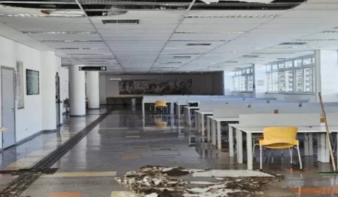 Parte do teto da Faculdade de Educação da USP desaba por causa da chuva e acervo é afetado