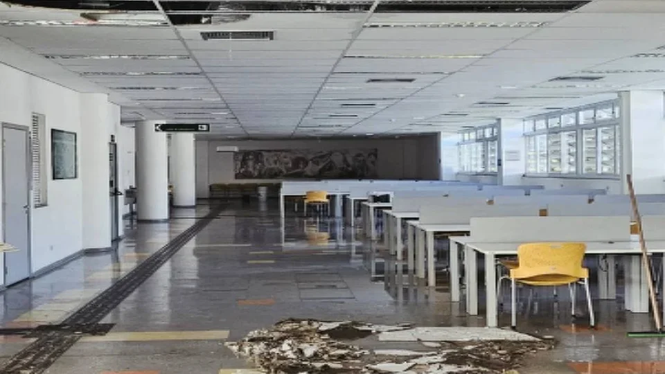Parte do teto da Faculdade de Educação da USP desaba por causa da chuva e acervo é afetado