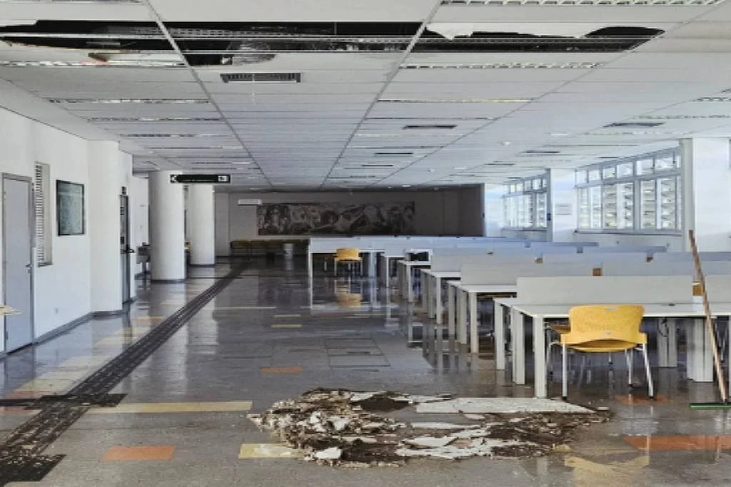 Parte do teto da Faculdade de Educação da USP desaba por causa da chuva e acervo é afetado