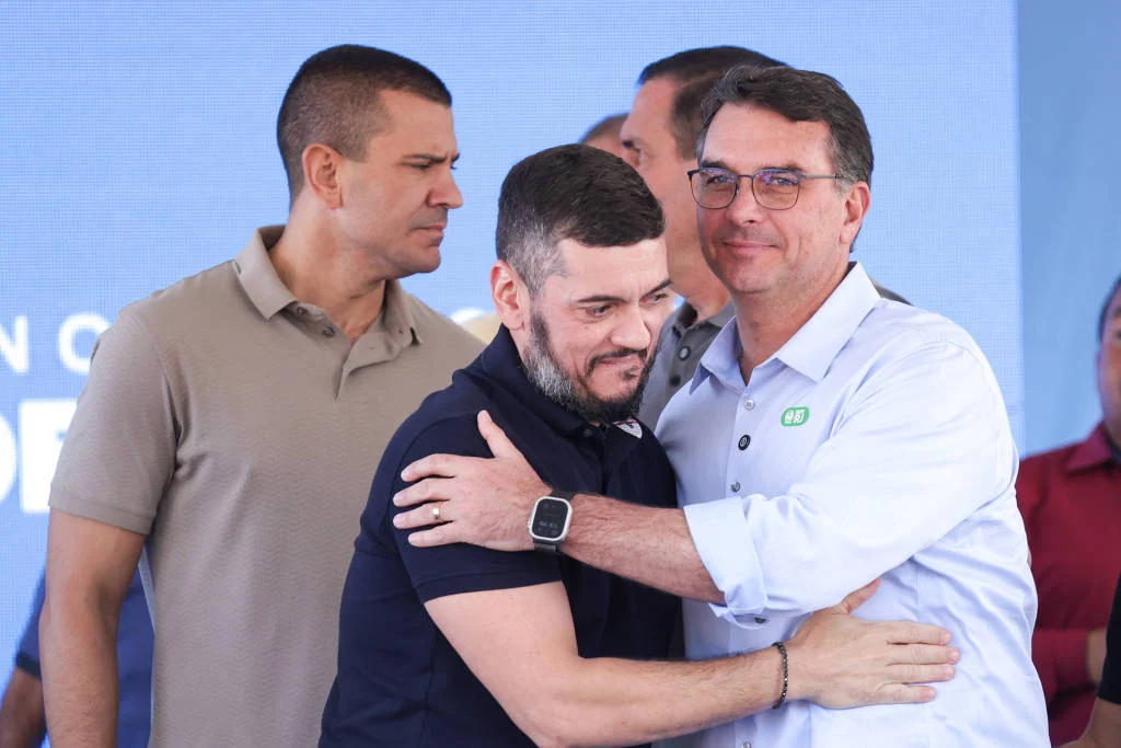 odrigo Bacellar e o senador Flávio Bolsonaro (PL-RJ) inauguram as obras da Estrada da Fazendinha, no Rio de Janeiro - Rafael Campos - 5.jul.25/Governo do Rio de janeiro