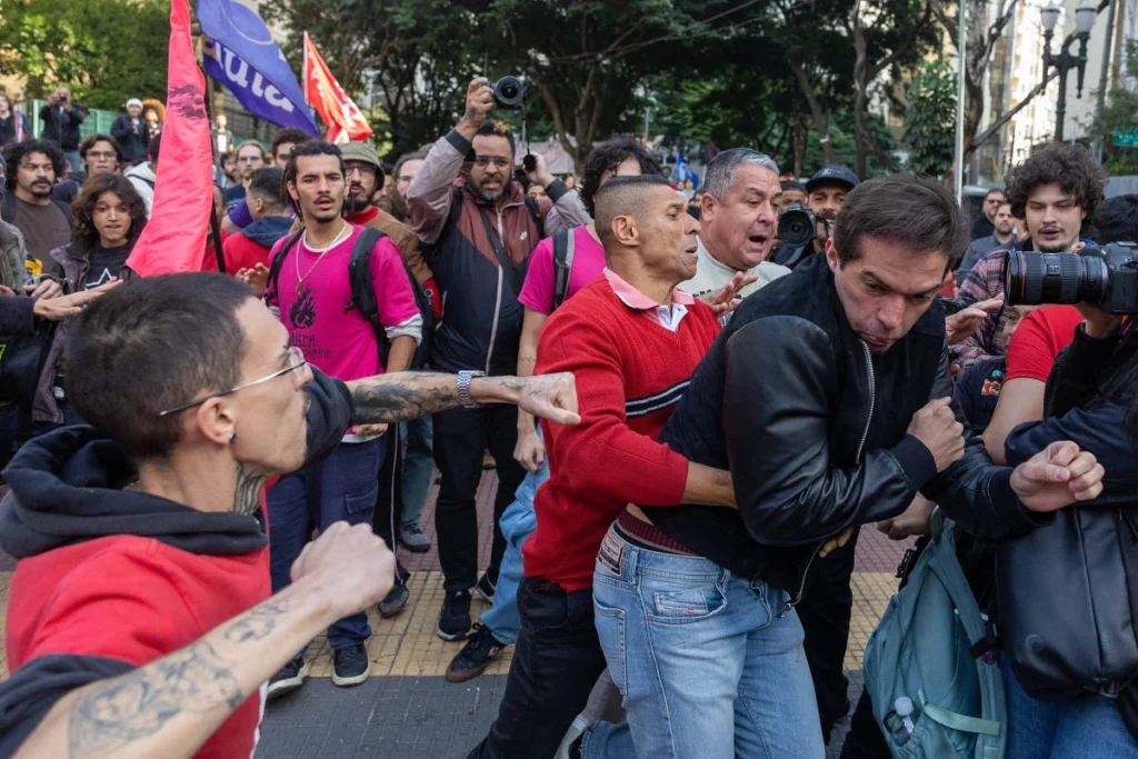 Protesto de alunos de USP, Unesp e Unicamp termina em confronto; vereador leva soco