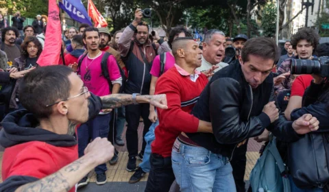 Protesto de alunos de USP, Unesp e Unicamp termina em confronto; vereador leva soco