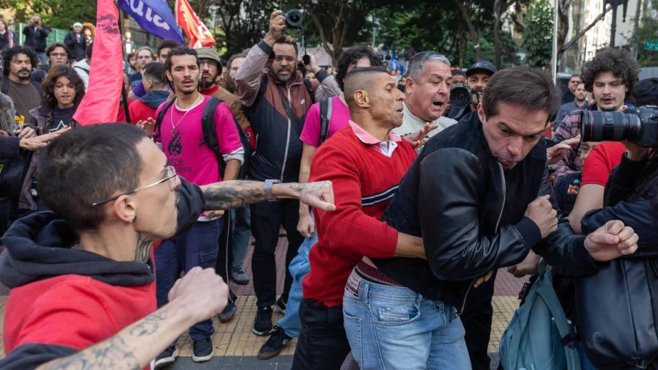 Protesto de alunos de USP, Unesp e Unicamp termina em confronto; vereador leva soco