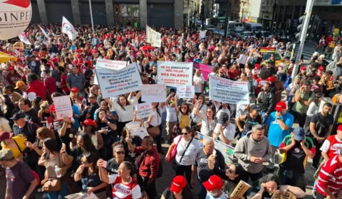 Professores da rede municipal de SP fazem ato por reajuste salarial; ruas são interditadas