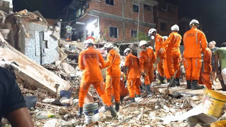 Desabamento de prédio em Salvador (BA) deixa três mortos