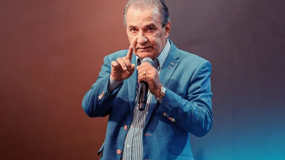 Malafaia diz ser alvo de perseguição do STF em culto ao lado de Flávio Bolsonaro no Rio