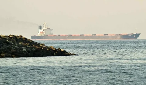 Irã diz ter impedido navios americanos de entrar em Ormuz; EUA negam ataque