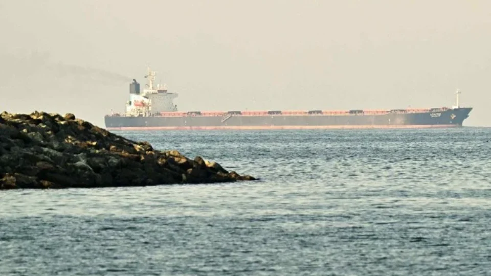 Irã diz ter impedido navios americanos de entrar em Ormuz; EUA negam ataque