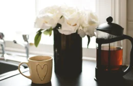 Chá ou café: sua escolha diária pode afetar o risco de osteoporose