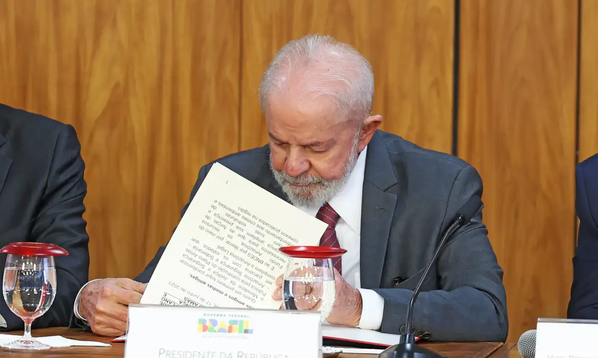 Presidente Lula veta PL que autoriza o estágio a ser contado como anos de experiência. Foto: Valter Campanato/Agência Brasil