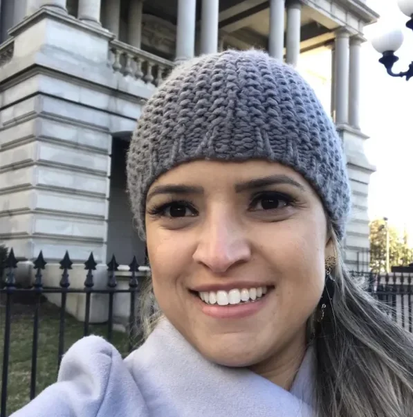 KARINA FERREIRA DA GAMA POSA EM FRENTE À CASA BRANCA, NOS EUA 