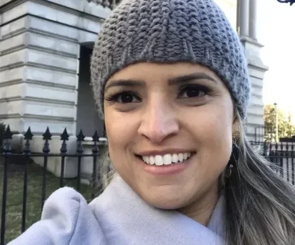 KARINA FERREIRA DA GAMA POSA EM FRENTE À CASA BRANCA, NOS EUA
