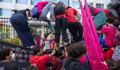 Alunos da USP bloqueiam reitoria e pedem reabertura de negociação