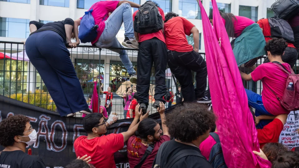 Alunos da USP bloqueiam reitoria e pedem reabertura de negociação