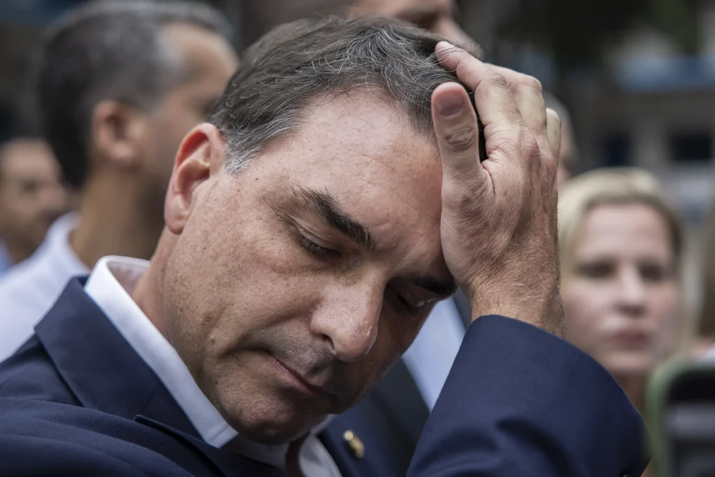 ‘Tatuar’ Flávio como negacionista: a estratégia da campanha de Lula
