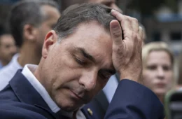 ‘Tatuar’ Flávio como negacionista: a estratégia da campanha de Lula