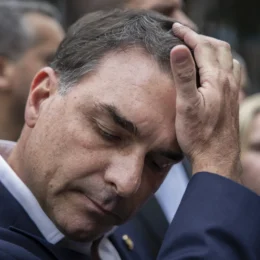 TSE desmente Flávio Bolsonaro e afirma que fiscais do PL não foram retirados de sala-cofre
