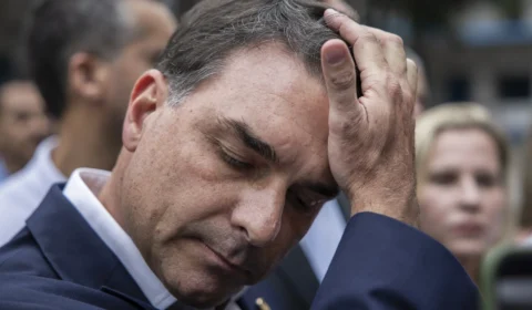 Em conversas internas, Flávio Bolsonaro mentiu a aliados sobre sua relação com Vorcaro
