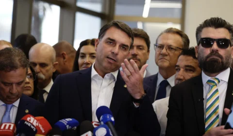 Pressionado, Flávio abandona fantasia de moderado e encarna o Bolsonaro pai