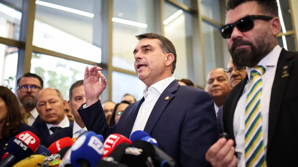 Flávio Bolsonaro admite ter visitado Vorcaro após primeira prisão do ex-banqueiro